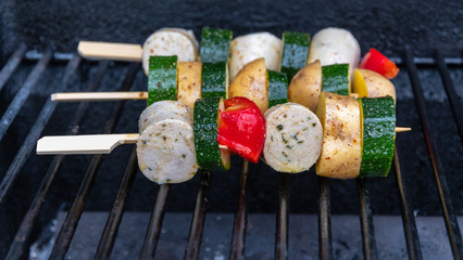 Gesunde Spiesse mit Fleisch und Gemüse auf dem Grill