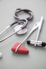 Osteopathie Diagnose Instrumente Reflexhammer und Stehoskop