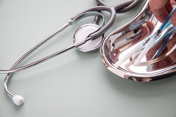 Weiblicher Arzt nimmt Einwegspritzen zur Impfung