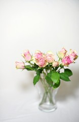 Obraz na płótnie Canvas szklany wazon z różami