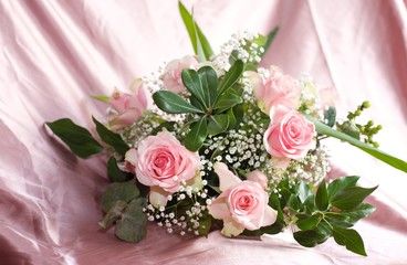 ślubna wiązanka na różowym tle
