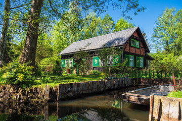 Fototapeta premium Gebäude im Spreewald in Lehde