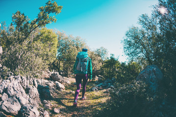 Obraz premium A woman is traveling with a backpack.