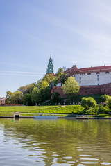 Le ch&acirc;teau du Wawel &agrave; Cracovie depuis un bateau sur Le Vistule