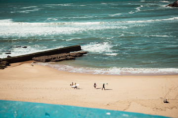 Grupa surferów na plaży z deskami surfingowymi widok z lotu ptaka - obrazy, fototapety, plakaty