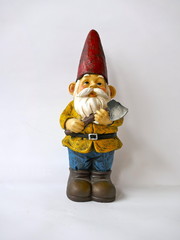 Gartenzwerg mit rotem Hut, gelber Jacke, blauer Hose und brauner Stiefeln. Er hat eine Axt in der...