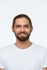 Obraz premium Przystojny Mężczyzna Z Piękną Twarz I Brodą