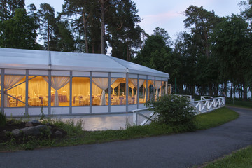 Obraz premium Летний шатер с подсветкой внутри в день свадьбы