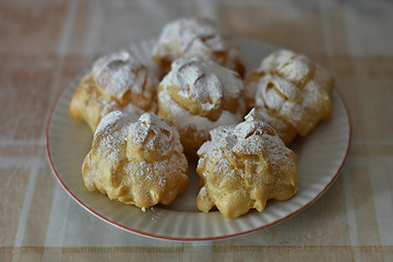 Cream puffs filled with pastry cream and sprinkled with powdered sugar