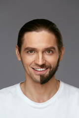 Obraz premium Przystojny mężczyzna pół twarzy ogolony