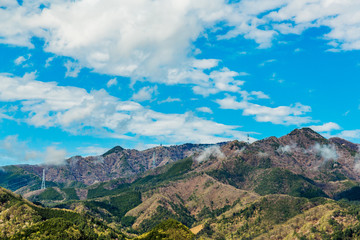 Fototapeta premium 新緑の山と雲