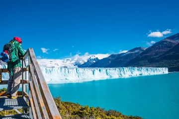 Photo sur Plexiglas Glaciers Panorama of glacier Perito Moreno in Patagonia and lonely hiker