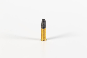 Kleine Patrone mit goldener Patronenhülse und Bleigeschoss isoliert auf weißem Hintergrund