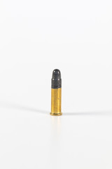 Einzelne Kleinkaliberpatrone isoliert auf weißem Hintergrund