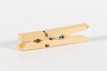 Einzelne Wäscheklammer aus Holz isoliert vor weißem Hintergrund