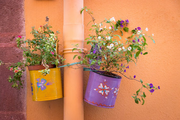 Creative decoration with hanging lacquered plant pot