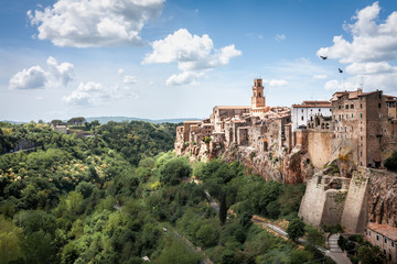 Fototapeta na wymiar Vista panoramica di Pitigliano in Toscana