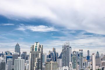 Fototapeta na wymiar ビル　ブルースカイ　青空　雲　美しい　オフィス　都会　メトロシティー　メガシティー　首都　