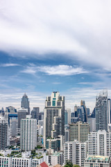 Obraz premium ビル ブルースカイ 青空 雲 美しい オフィス 都会 メトロシティー メガシティー 首都 