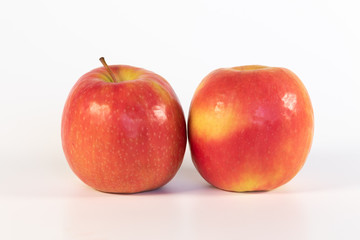 Fototapeta na wymiar Zwei reife rote Äpfel isoliert vor weißem Hintergrund