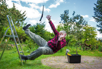 a man has an accident, falls from a ladder
