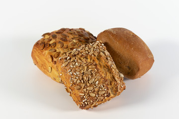 Drei verschiedene Körnerbrötchen isoliert auf weißem Hintergrund