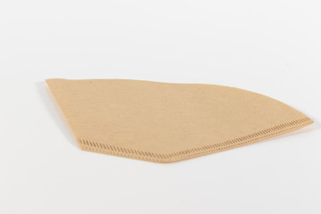 Brauner Kaffeefilter isoliert auf weißem Hintergrund