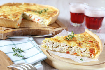 Appetizer: сhicken and bell pepper quiche and two mugs of beer