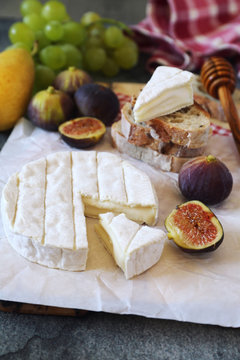 Chesse composition: goat cheese, fruits, mozzarella and bread
