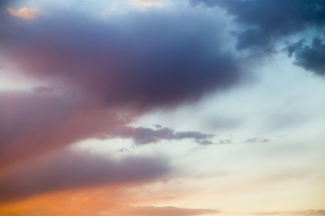 Obraz premium Beautiful clouds in the sky at sunset