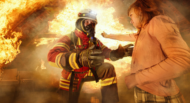 Feuerwehrmann rettet Kind aus den Flammen