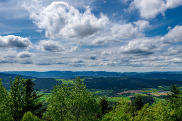 Blick vom Berg in das Thal mit Berge und B&auml;ume und Wolken im Bayerischen Wald