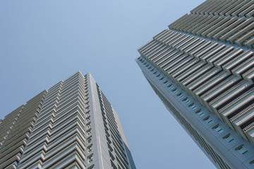 Obraz premium Uprisen angle architecture of row residential buildings with blue sky in the background.