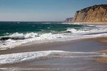 Pazifische Küste mit unberührtem langen Sandstrand bei San Francisco, Ozean mit Wellenkämmen und Wellengang bei windigem schönem blauem Wetter