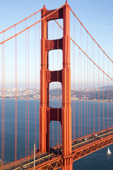 Pfeiler und Streben der Golden Gate Bridge mit Segelboot das gerade unter der Brücke hindurch segelt