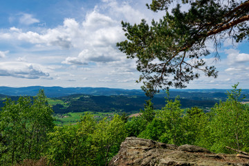 Fototapeta na wymiar Blick vom Berg in das Thal mit Berge und Bäume und Wolken im Bayerischen Wald