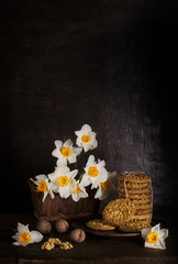 Obraz na płótnie Canvas oatmeal cookies and a bouquet of daffodils