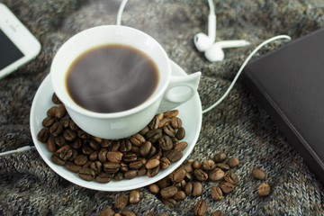 Taza de café caliente en la mañana