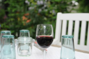 Ein Glas Wein im Garten