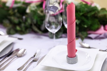 Serviette auf gedecktem Tisch