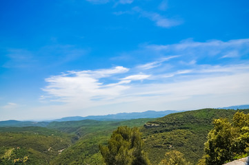 Panoramablick von den Alpen Frankreichs unter blauem Himmel, Toskana, mit Kiefer im Vordergrund