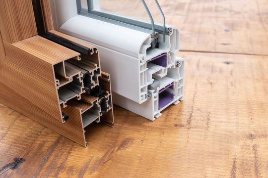 Profili in alluminio e pvc ,selezione di alluminio per finestre e porte su tavolo di legno 