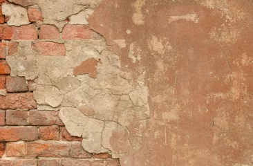 Deurstickers Verweerde muur Vintage getextureerde oude geschilderde rode bakstenen muur met gebeitste en armoedige ongelijke gipsachtergrond