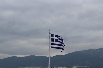 Bandera griega sobre cielo nublado 