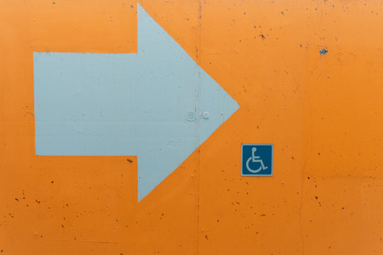 Se&ntilde;al blanca indicando paso de minusvalidos en fondo amarillo