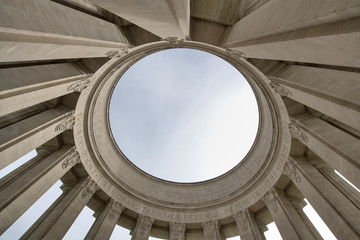 Fototapeta premium Vue vers le ciel de la colonnade circulaire du Mémorial américain de la Butte de Montsec