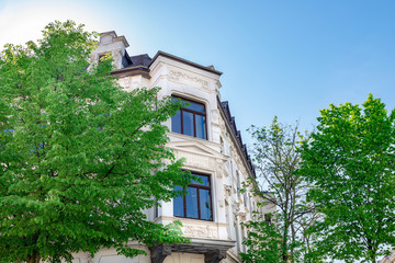 Fototapeta na wymiar hochwertiges Altbauhaus, historische Fassade