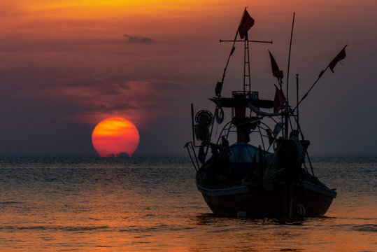 Sonnenuntergang im Meer mit Fischerboot