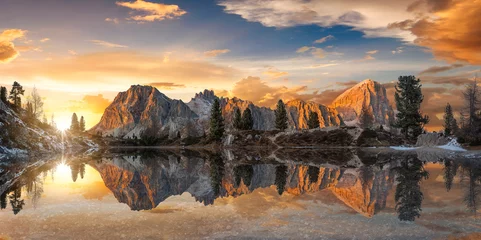 Photo sur Plexiglas Dolomites Incroyable coucher de soleil sur le Lago di Limides
