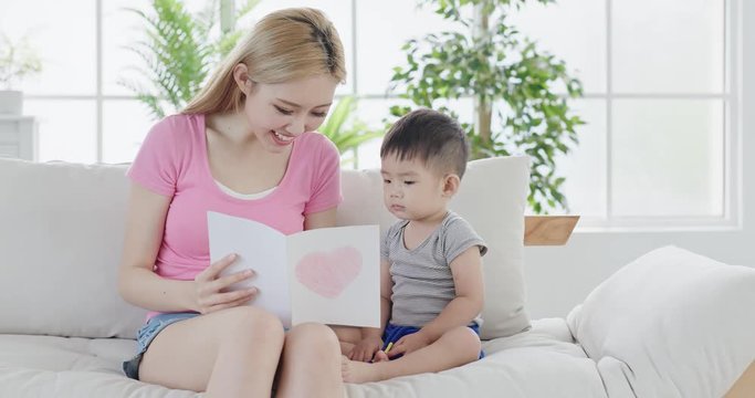 mom read book with son